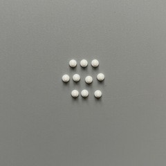30Pcs Dental Orthodontic Bondable Lingual Buttons Ceramic Round Base Mesh Base